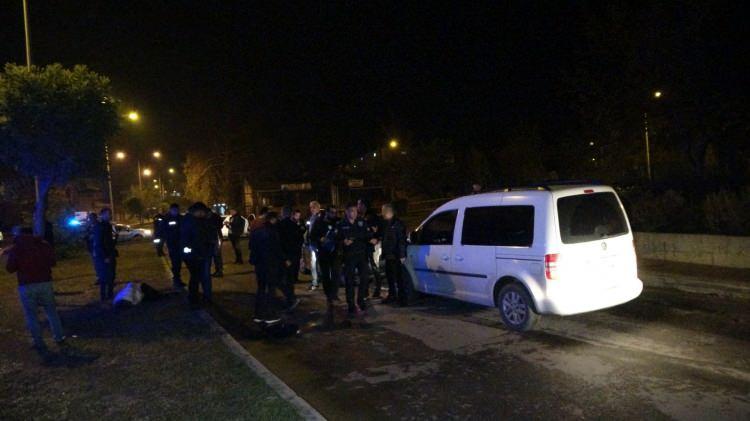 <p>Antalya'nın Manavgat ilçesinde ''Dur" ihtarına uymayan şüphelilerle polis arasında çatışma çıktı. </p>
