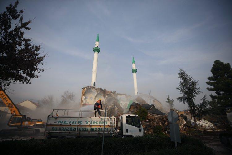 <p>Düzce'de yaşanan depremde ağır hasar gören Çilimli Merkez Camisi'nin yıkımı tamamlandı.</p>
<p> </p>