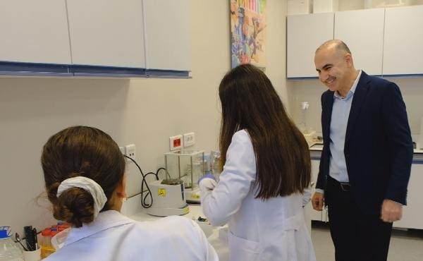 <p>Prof. Gözüaçık, kanser hücrelerinin CT-1'i çevre dokularla iletişim kurmak için kullandığını ve bu molekül sayesinde tümörün yaydığı sinyallerin, sağlıklı hücreleri "kansere hizmet etmek üzere köleleştirdiğini" gösterdi. "Köleleştirici" etkinin, 2016 yılında Nobel Fizyoloji ve Tıp Ödülü'ne de konu olan otofajiye yani hücrelerin kendi kendini sindirmesine bağlı olduğunu kanıtladı. Dünyada ilk defa bilimsel olarak ortaya konan bu keşifle ilgili detayları ilk kez Demirören Haber Ajansı'na anlatan Prof. Dr. Gözüaçık, çalışma sonuçlarının devrim niteliğinde olduğunu kaydetti. Prof. Dr. Gözüaçık, deneysel sistemler ve gerçek hasta dokularında da çalışarak elde ettikleri bu keşfin ileride, meme kanseri başta olmak üzere bazı kanser türlerinde teşhis ve tedavi açısından pek çok ezberi değiştirebileceğini kaydetti.</p>
