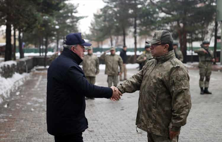 <p>AKAR SINIR HATTINDA</p>

<p>MillÎ Savunma Bakanı Hulusi Akar, dün Kara Kuvvetleri Komutanlığı Harekât Merkezinde gece boyunca gerçekleştirdiği mesaisinin ardından sabah da Hakkâri sınır hattına hareket etti.</p>
