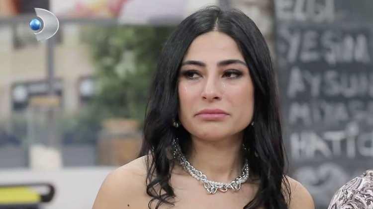 <p><span style="color:#B22222"><strong>Yetimhane günlerini de anlatan Nursen Ergin itirafları ile yarışmacıları da ağlattı. Onu en çok etkileyen okul dönemi olmuş. Şunları anlattı:-Okula gittiğimde herkes beslenme çantasını açardı pırıl pırıl. Zeytinler meyveler çıkar özenle hazırlanmış. Nefret ederim hala o meyve sularından çünkü biz yuva çocuğu olduğumuz için çok çirkin bir beslenme kutumuz vardı.</strong></span></p>
