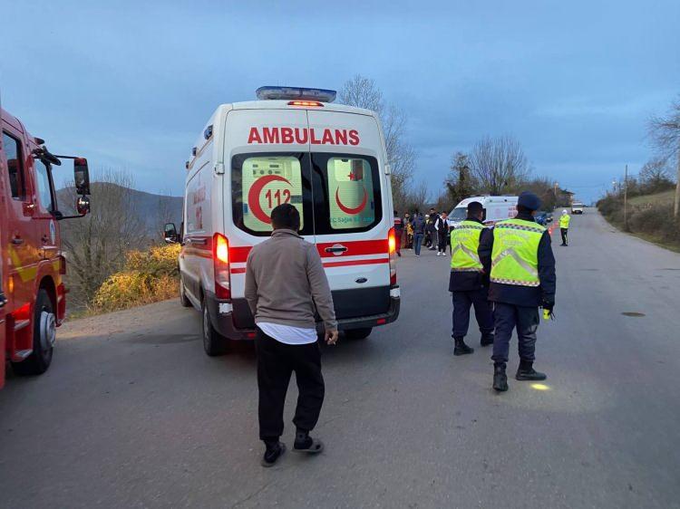 <p>Tedbir amaçlı bütün yolcuları hastaneye getirdik. Şu an durumları gayet iyi. Birkaç tane hafif yaralımız var sıyrıklarla atlatan. Tedbir amaçlı bazı hastalarımızı gözetim altında tutuyoruz. Herhangi bir sıkıntı, can kan kaybımız yok. Hepimize geçmiş olsun. Kazanın oluş şekliyle ilgili araştırma soruşturma devam ediyor” dedi.Jandarma olay yeri ekiplerinin incelemelerinin ardından, şarampole devrilen otobüs, çekici ile kaldırıldı.</p>
