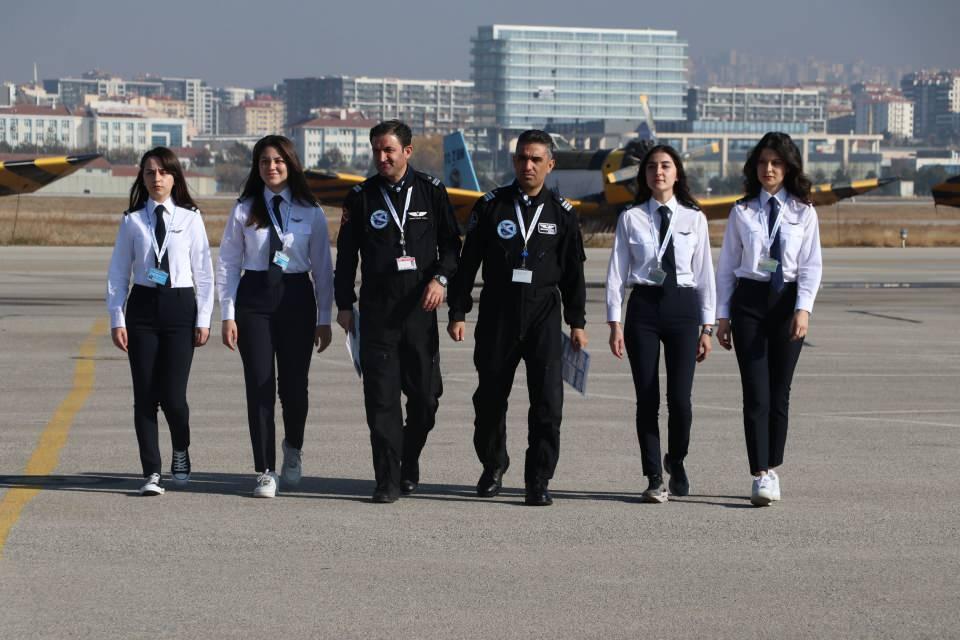 <p>Türk Hava Kurumu (THK) Üniversitesi Hava Ulaştırma Fakültesi Pilotaj Bölümü'nde eğitim gören kadın pilot adayı sayısı her yıl artıyor. Bu yıl üniversiteye başlayan pilot adayları arasındaki kadın oranı, yüzde 20'den yüzde 30'a yükseldi. </p>
