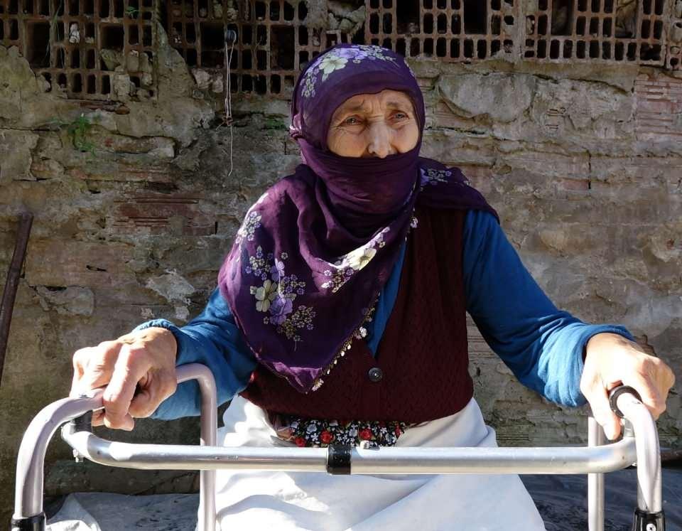 <p><strong>'ÇARESİZLİKTEN OTURUP AĞLIYORUM'</strong></p>
<p>Babaanne Halime Kaya da "Bacaklarım rahatsız. Normalde düz yolda bile yürüyemiyorum. Ayağımda platin var. Bacaklarım tutmuyor. </p>