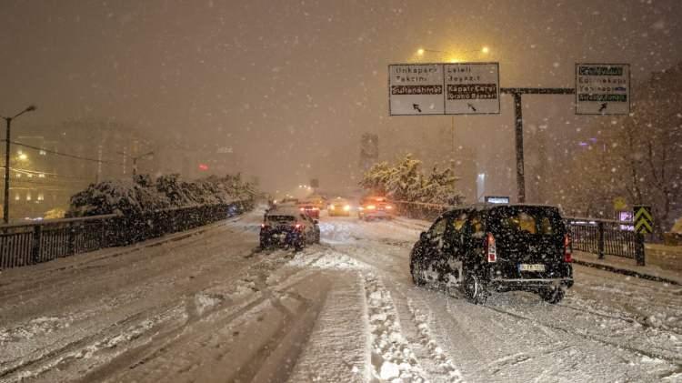 <p>Bu yoğun kar yağışı en fazla Marmara bölgesini etkileyecek. İstanbul, Bursa, Bolu, Kocaeli, Çanakkale, Tekirdağ, Balıkesir gibi yerler etkilenecek.</p>