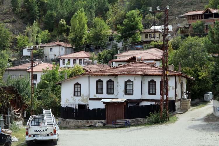 <p>İlçede ceviz üretimi ön plana çıkarken, cevizli çörek de ilçenin önemli lezzetleri arasında yer alıyor.</p>

<p>Bayramören, uluslararası yamaç paraşütü şampiyonalarına ev sahipliği yapıyor.</p>
