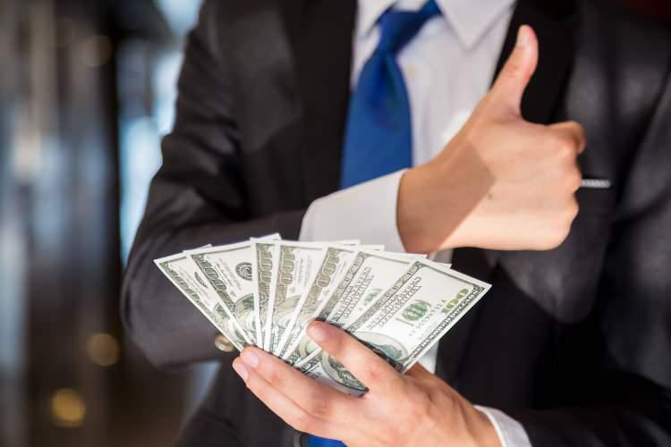 <p>Serbest piyasalarda 18.67 seviyelerinde bir dolar var. Güçlü duruşunu koruyor, belki bir hamle daha yapar yılsonuna doğru. Oradan çıkış yapmak için bir fırsat kollayacaktır yatırımcısı.</p>
<p> </p>