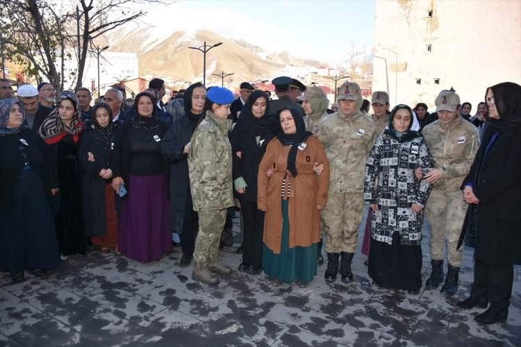 <p>Cami avlusunda düzenlenen törene asker kıyafetiyle katılan şehidin güvenlik korucusu olan babası ve aile bireylerini Çevre, Şehircilik ve İklim Değişikliği Bakan Yardımcısı Mücahit Demirtaş, Vali ve Belediye Başkan Vekili İdris Akbıyık ile diğer yetkililer teskin etmeye çalıştı.</p>
