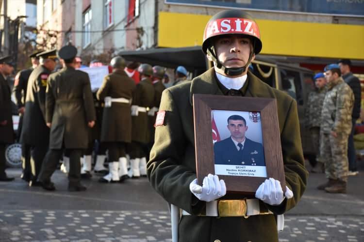 <p>Şehidin özgeçmişinin okunduğu törende, İl Müftüsü İsmail Fakirullahoğlu cenaze namazını kıldırdı, dua etti.</p>
