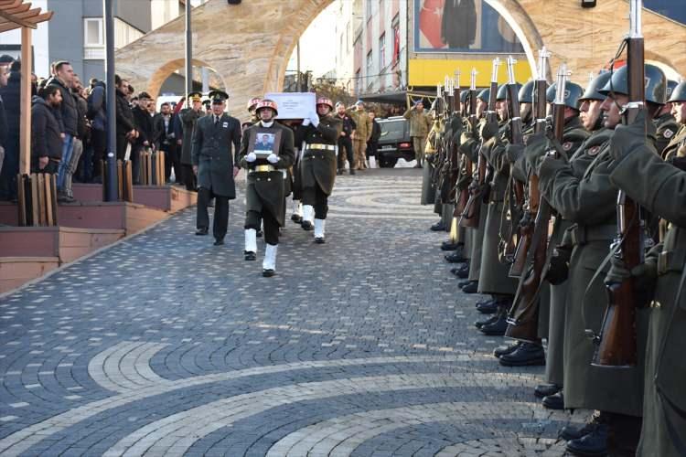 <p>Korkmaz'ın naaşı, Gazi Mahallesi'ndeki mezarlıkta defnedildi.</p>