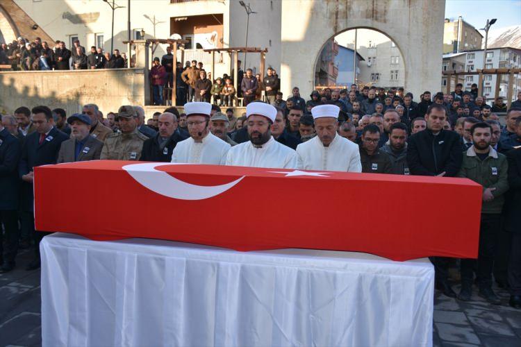 <p>Hakkari'nin Türkiye'de en çok şehit veren il olduğunu ifade eden Akbıyık, "Tüm şehitlerimizin mekanları cennet olsun. Hakkari halkı bugün de gösterdi ki bu hainlere, bu bölücülere hiçbir zaman cevaz vermeyecek. Hepimiz kanları pahasına bu cennet vatanı koruyacağız." dedi.</p>