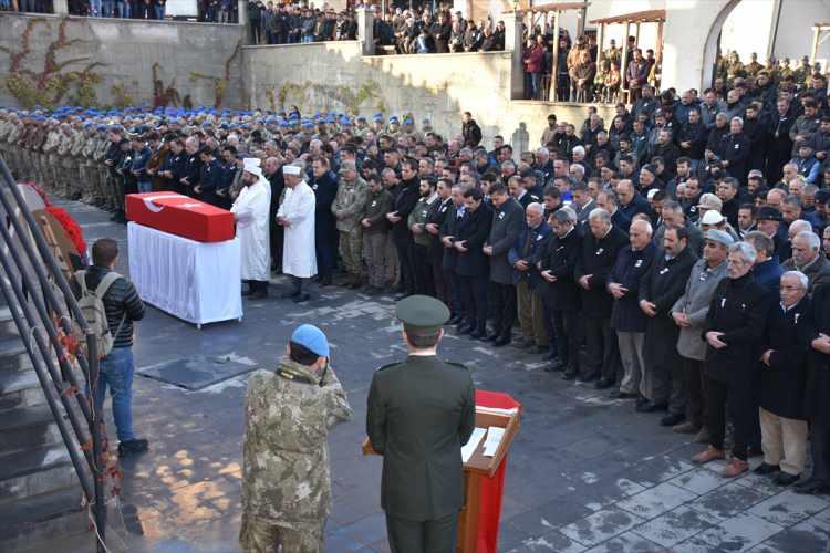 <p>Akbıyık, "Tüm Hakkari halkına, Türkiye'mize başsağlığı, şehidimizin ailesine sabır ve metanet diliyorum. Şehitler ölüler değil. Onlar bizlerle beraber. Peygamberler, evliyalar onları bekliyor. Allah herkese şehitliği nasip etmez. Tüm milletimizin, Hakkari'mizin başı sağ olsun." diye konuştu.</p>