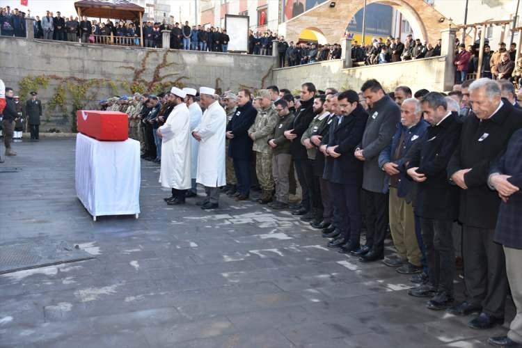 <p>Törene vali yardımcıları, Cumhuriyet Başsavcısı Harun Ünlüsoy, Yüksekova 3. Piyade Tümen Komutanı Tümgeneral Mustafa Koşan, İl Jandarma Komutanı Tümgeneral Coşkun Sel, Hakkari Üniversitesi Rektörü Prof. Dr. Ömer Pakiş, kurum amirleri, siyasi parti ve sivil toplum kuruluşları temsilcileri, kanaat önderleri, asker, polis ve vatandaşlar katıldı.</p>