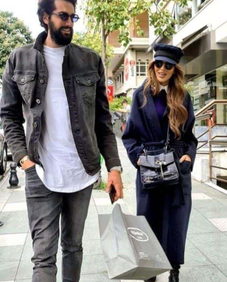 <p><strong>Seren'in oturduğu evin kira sözleşmesi annesi üzerinedir. Bundan kaynaklı haciz olup olmadığı konusunda da bir bilgim yok. Seren annesinin sağlık ihtiyaçlarını da karşılıyordu. Annesi "Bankadan para çekmeyi bilmiyorum" dediği için biz paraları hep elden verdik.</strong></p>
<p> </p>
