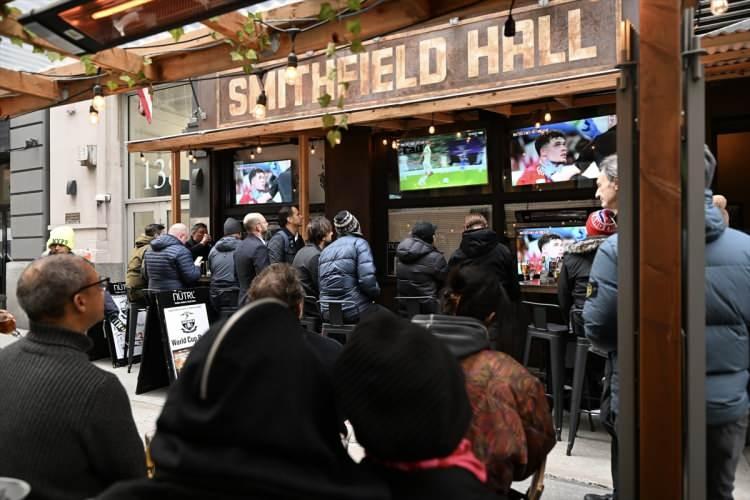 <p>Amerikalı taraftarlar ise, ABD'nin New York kentinde takımlarını desteklemek ve maçı toplu halde izlemek için Smithfield Hall'da toplandı.</p>
