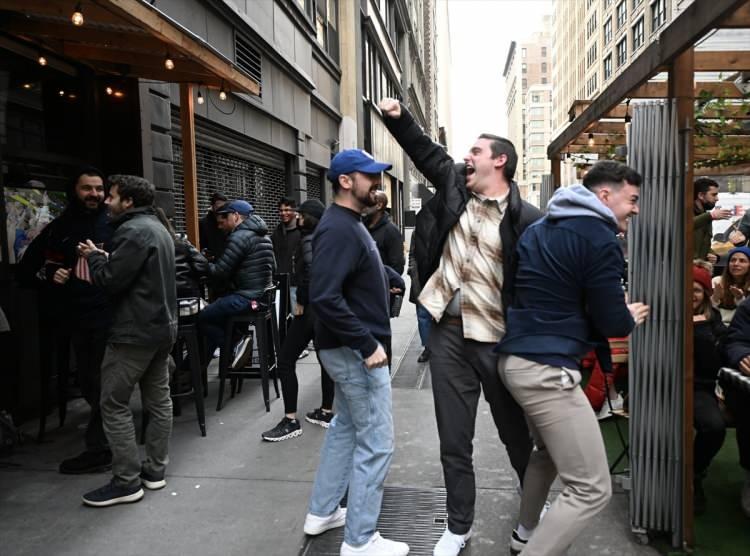 <p>Amerikalı taraftarlar ise, ABD'nin New York kentinde takımlarını desteklemek ve maçı toplu halde izlemek için Smithfield Hall'da toplandı.</p>