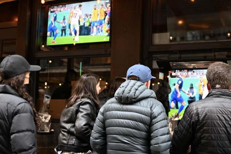 <p>Amerikalı taraftarlar ise, ABD'nin New York kentinde takımlarını desteklemek ve maçı toplu halde izlemek için Smithfield Hall'da toplandı.</p>
