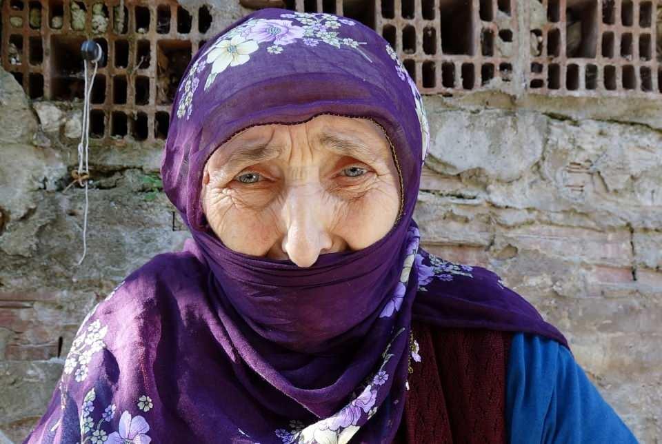 <p>Kimse olmadığı zaman, kapının önünde çaresizlikten bazen oturup, saatlerce ağlıyorum" diye konuştu.</p>