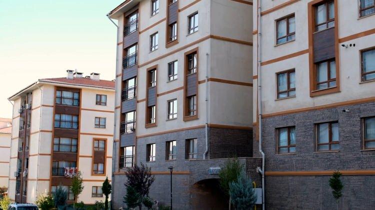 <p>28 Kasım'a kadar sürecek ikinci etap kuralarla Kilis, Muş, Bingöl, Gaziantep, Erzurum, Erzincan, Tunceli, Elazığ, Adıyaman, Malatya ve Diyarbakır'da 29 bin 363 konut sahibini bulacak. Kuralar, noter huzurunda ve canlı yayında çekilecek.<br />
<br />
Sosyal konut projesinde üçüncü etap kura çekimi 1-7 Aralık tarihleri arasında yapılacak.</p>