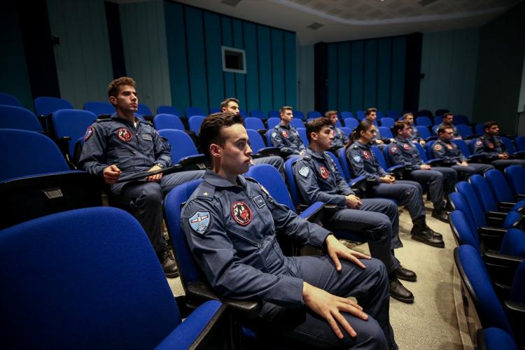 <p>Adayların eğitim alıp testlere tabi tutulduğu USAEM Başkanlığı kapılarını Anadolu Ajansına (AA) açtı. AA ekibi, "uzay yolcusu" adaylarına uygulanan testlerin savaş pilotlarına verilmesi sırasında merkezi görüntüledi.</p>
