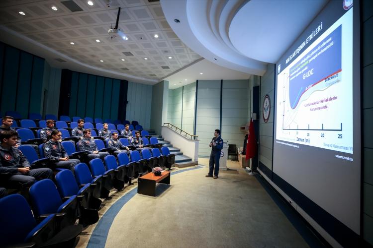 <p><strong>UÇUŞ FİZYOLOJİSİ EĞİTİMİNDEN GEÇİRİLİYOR</strong></p>

<p> </p>

<p>USAEM'de hava ve uzay hekimliği uzmanı olarak görev yapan Yarbay Nazım Ata, AA muhabirine, merkezin Türkiye'nin tek, dünyanın ise sayılı uçuş fizyolojisi eğitim merkezi olduğunu söyledi.</p>

