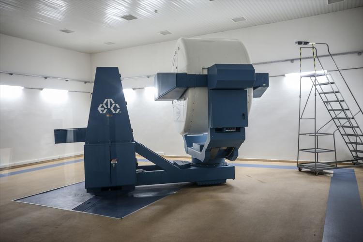 <p>"İkinci cihazımız insan santrifüjü eğitimi ya da G-Lab olarak isimlendiriliyor. Burada jet pilotlarına akselerasyonun (kalp atışlarında beklenen artışlar) etkilerini anlatıyoruz ve bunun etkilerini emniyet yer koşullarında gösteriyoruz. Üçüncü cihazımız atlama sandalyesi eğitim cihazımız."</p>
