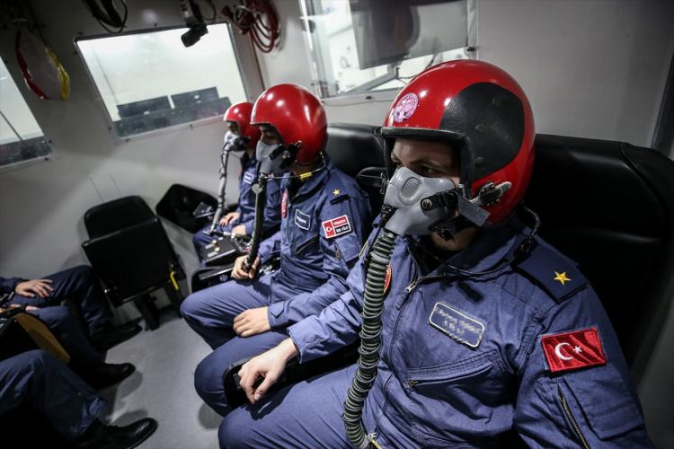 <p>Atlama sandalyesi eğitim cihazında bazen işler yolunda gitmezse nasıl atlanması gerektiğini, doğru atlama prosedürlerini uçucularımıza anlatıyoruz. Dördüncü cihazımız uçucu vertigosu eğitim cihazında olan Gyro-Lab cihazı. Burada özellikle gece görüşü ya da bulutlu ortamlar başta olmak üzere görüş referansının olmadığı durumlarda pilotların karşılayabilecekleri illüzyonlara nelerdir, bu illüzyonlara karşı neler yapmaları gerektiğinin eğitimi veriliyor. Son eğitim laboratuvarımız ise bizim gece görüş eğitim laboratuvarımız. Burada gece görüşüne bağlı bazı illüzyonlar ve problemlerin yanı sıra gece görüş gözlüğü eğitimleri veriliyor. Tüm bu eğitim laboratuvarlarının yanı sıra ekstradan bir de fiziksel performans eğitim laboratuvarımız var."</p>
