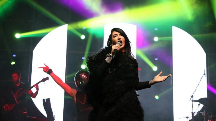 <p>Hande Yener- 1 Milyon TL </p>