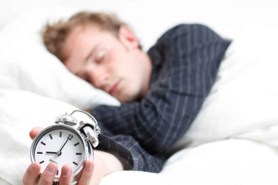 <p>Kilo verirken düzenli beslenme, egzersiz yapma gibi adımlar büyük önem taşısa da bu noktada atlanılan en önemli aşamalardan biri; uyku. Uykunuzun süresi ve nasıl uyuduğunuz, aslında kilo vermedeki en önemli anahtarlardan biri. Bu nedenle dikkatli olunması gereken bazı noktalar bulunuyor. İşte uykunuzda yağları yakıp yok etmenin yöntemi.</p>
