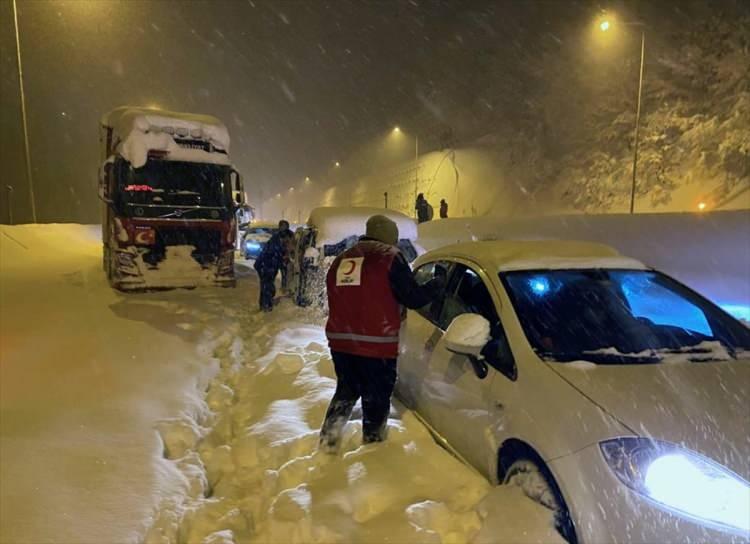 <p><strong>KAR YAĞIŞINDAN EN ÇOK İSTANBUL, BURSA, BOLU, KOCAELİ, ÇANAKKALE, TEKİRDAĞ, BALIKESİR</strong></p>
<p>Afyon Kocatepe Üniversitesi'nden İklim Bilimci Dr. Okan Bozyurt, yaptığı değerlendirmede Aralık'ın 10-15'i arasında ilk ciddi kış provası yapılacağını aktardı.</p>