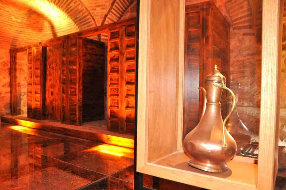 <p><strong>"Eşi benzeri yok, Türkiye'de ilk müze"</strong><br />
<br />
Restorasyon çalışmaları tamamlanan yapının kısa süre içerisinde Su ve Temizlik Müzesi olarak hizmete gireceğini belirten Başkan Eroğlu, "Yerli ve yabancı turistler ecdadın bıraktığı medeniyeti görme imkanı bulacak. Sık dişini helası müze olarak bir ilk olduğunu değerlendiriyoruz. </p>