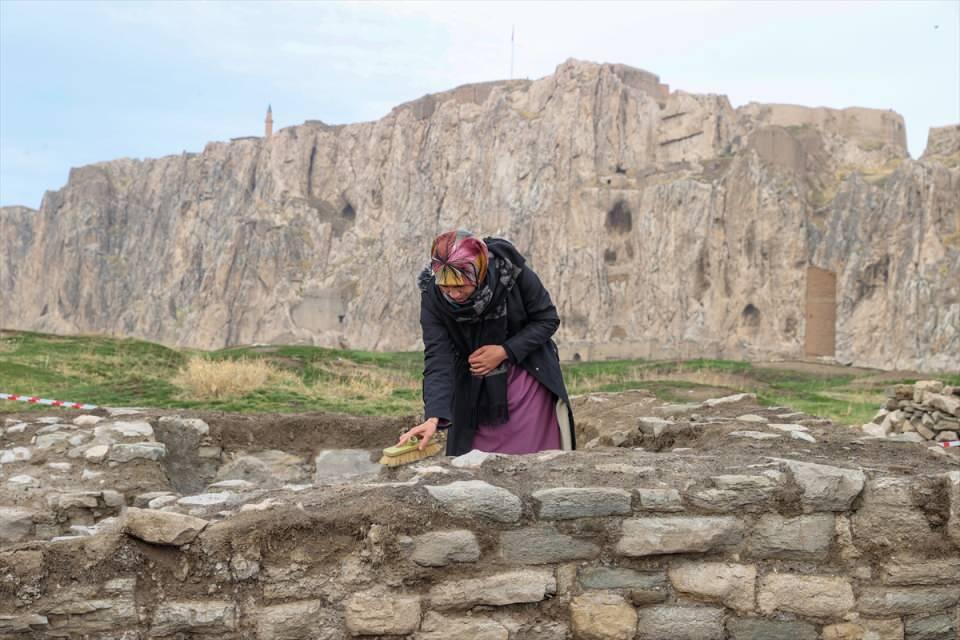 <p>Tarihi dokusu ve orijinal hali üniversitemizin akademik ve bilimsel danışmanlığında yeniden ayağa kaldırılacak. Bu çalışmalarla Eski Van Şehri, ölü bir yer olmaktan çıkarılacak. </p>
