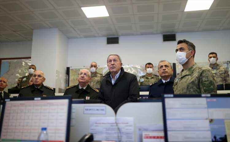 <p>Beraberindeki Genelkurmay Başkanı Orgeneral Yaşar Güler, Kara Kuvvetleri Komutanı Orgeneral Musa Avsever, Deniz Kuvvetleri Komutanı Oramiral Ercüment Tatlıoğlu ve Hava Kuvvetleri Komutanı Orgeneral Atilla Gülan ile Hakkâri/ Yüksekova Selahaddin Eyyubi Havalimanına gelen Bakan Akar, buradan 3. Piyade Tümen Komutanlığına geçti. Bakan Akar'ın beraberindeki TSK komuta kademesi ile sınır hattındaki birliklerde inceleme ve denetlemeleri sürüyor.</p>

<p> </p>
