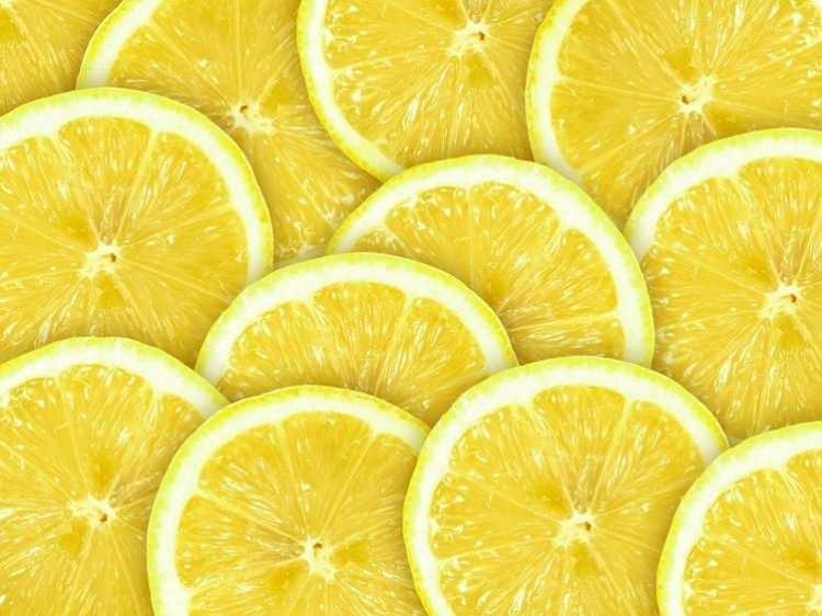 <p><strong>Kış aylarının gelmesiyle birlikte oluşan dudak çatlaklarına limon ve zeytinyağı ikilisi önemli görev görmektedir. </strong></p>