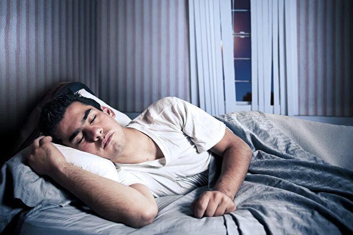 <p>Genellikle 6-7 saatten az olarak tanımlanan uyku süreleri, daha yüksek vücut kitle indeksi ve kilo alımı ile yakından ilişkilidir. Elde edilen veriler, birçok insanın yeteri kadar uyumadığını ortaya koyuyor. Üstelik bu araştırmalar boyunca ortaya konulan kanıtlar, kilo vermekte zorluk çeken birçok insanın uykusunda da önemli bir eksik olabileceğini gösteriyor. İşte kilo vermeniz için uyku düzeninizle ilgili yapmanız gereken değişimler.</p>
