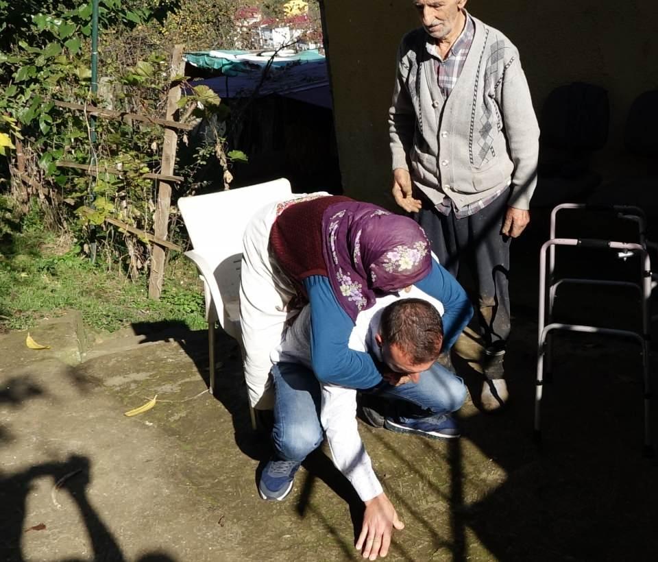 <div><strong>'YOL KAYGANLAŞINCA KAYIP, DÜŞÜYORUZ'</strong></div>
<div> </div>
<div>Sırtında taşıdığı babaannesinin düşmesinden endişe eden Mustafa Kaya, "Babaannem hasta. Yürüyemiyor. Sırtımda taşıyarak hastaneye getiriyorum. Bunun yazı var, kışı var. Yazın yine çok problem olmuyor. Yollar kuru oluyor, patikadan dinlenerek çıkıyoruz. Fakat kışın gitmek çok zor. </div>