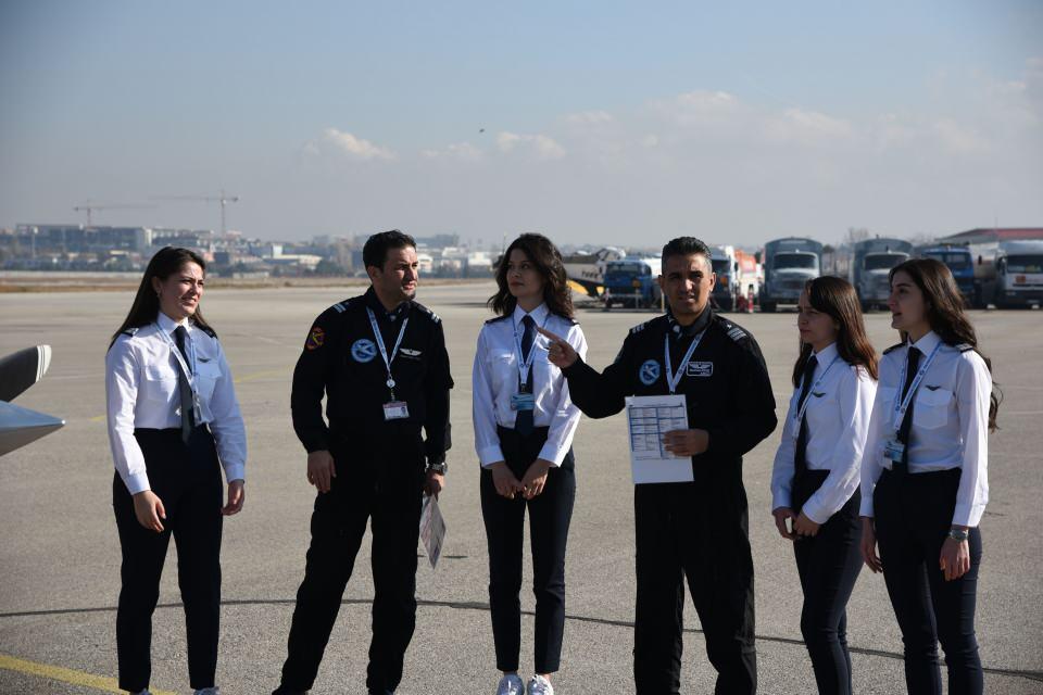 <p>Ankara'da 2011 yılında kurulan THK Üniversitesi, pilot adaylarını yetiştirmenin yanı sıra 4 fakülte, 13 bölüm, 2 yüksekokul 4 program, 3 enstitü ve 7 programda eğitim sunuyor. Üniversitede, pilot adaylarına toplam 5 yıl eğitim veriliyor. Teorik ve uygulamalı eğitimlerini tamamlayan öğrenciler, dönem boyunca aldıkları 220 saatlik uçuş eğitimi ile pilot olarak mezun oluyor. Üniversitede kadın pilot adayı sayısı da her yıl artıyor. 2022 yılı eğitim-öğretim döneminde Hava Ulaştırma Fakültesi Pilotaj Bölümü'nde eğitime başlayan 36 öğrencinin yüzde 30'u kız öğrencilerden oluştu. Geçen yıl bu oran yüzde 20 seviyesindeydi.<br />
 </p>
