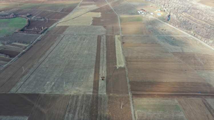 <p>Sivas'ın Hafik ilçesinde bir tarlada yaklaşık 10 metre çapında obruk meydana geldi.</p>

<p> </p>
