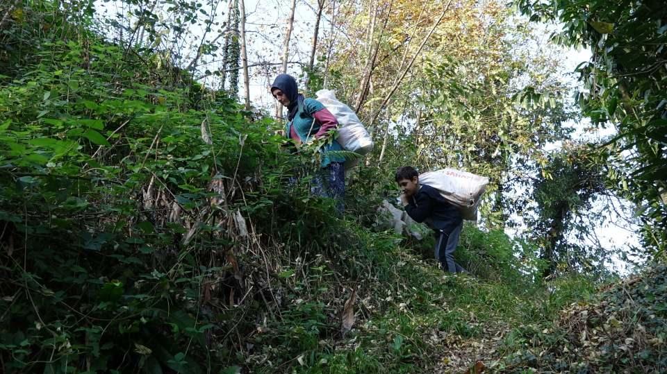 <div><strong>'CENAZEMİ EVİME GETİREMEDİM'</strong></div>
<div> </div>
<div>Halime Kaya'nın eşi Hasan Kaya (83) ise "Kimse derdimize çare olmadı. Ne hanımı hastaneye getirebiliyorum ne de kendim buralardan tırmanıp, yola çıkabiliyorum. Hanımı yola çıkartmak için bana 4 kişi lazım. Yol dar, yola bile sığmıyoruz. Kış geliyor. Şimdi kar yağınca evimizde mahsur kalacağız" dedi.</div>
<div> </div>
<div> </div>