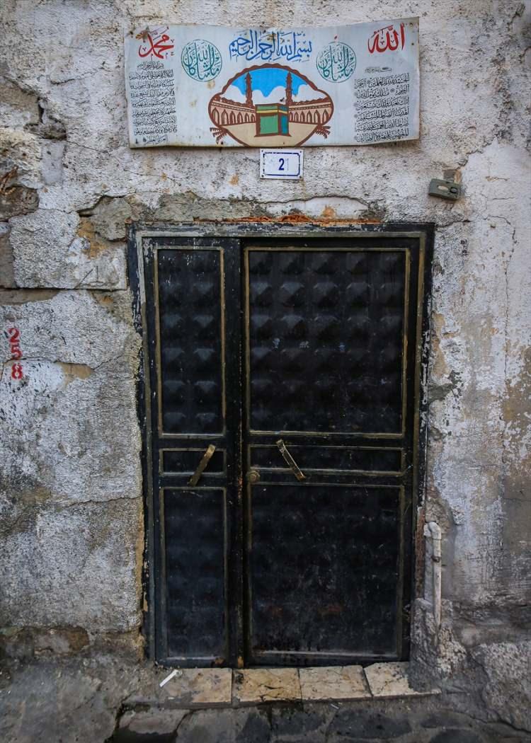 <p>Kapı süslemelerindeki motiflerin her birinin farklı anlamları bulunmaktadır: Stilize edilmiş bitkilerin ve yeşil rengin ağırlıklı kullanımı, yazının da bir süsleme unsuru olarak kullanılması İslam sanatının etkilerini ortaya koymaktadır.</p>
