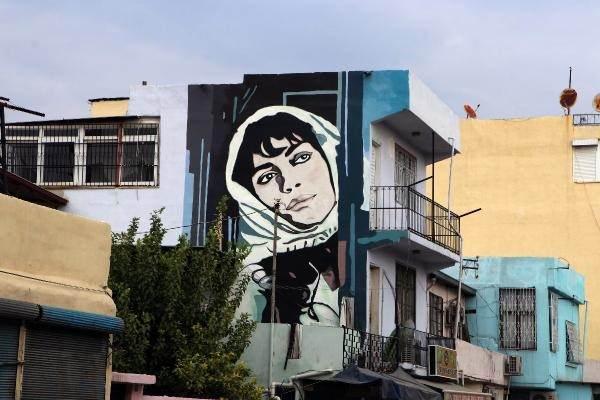<p>Adana'nın Yüreğir ilçesindeki 'Sinema Sokağı', ilçe belediyesinin restorasyon çalışmasıyla yenilendi. Sokaktaki birçok binanın duvarına, 'Türk Sineması'na damga vurmuş Yeşilçam oyuncularının resimleri çizildi.</p>
