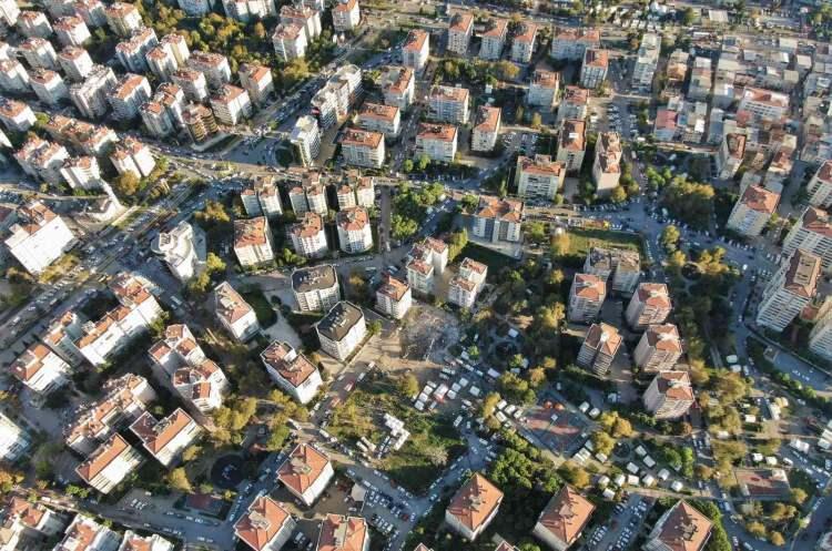 <p>Sanık avukatları da sanıkların eylemleri ile binaların yıkımı arasında nedensellik olmadığını savunarak beraat talebinde bulundu.</p>
