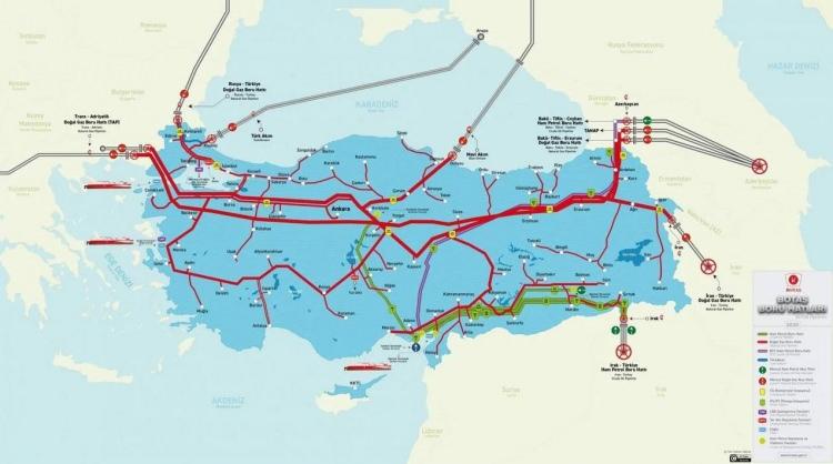 <div>"İLİŞKİLERİMİZ GÜÇLÜ BİR ROTADA İLERLİYOR"</div>

<div> </div>

<div>Kuru Kanal koridorunun Türkiye ile Suriye sınırının kesişiminde yer alan Fişhabur bölgesine uzanması bekleniyor. Türkiye'nin Habur Sınır Kapısı'na ek olarak inşa etmeyi düşündüğü Ovaköy sınır kapısının da Fişhabur'dan geçeceği dile getirilmişti.</div>

<div> </div>

<div>Ancak yeni bir sınır kapısıyla bypass edileceği endişesi duyan Irak Kürt Bölgesel Yönetimi'nin (IKBY) bu konuya sıcak bakmadığı biliniyor. Zira Fişhabur bölgesi IKBY kontrolünde. Bu nedenle Türkiye sınırına ulaşacak koridorun Ankara-Erbil-Bağdat hattında siyasi çerçevede çözülmesi öngörülüyor.</div>

<div> </div>

<div>Konuya ilişkin değerlendirmede bulunan Fartoosi, "Bu konuları ilgili taraflar siyasetle çözecektir." dedi.</div>
