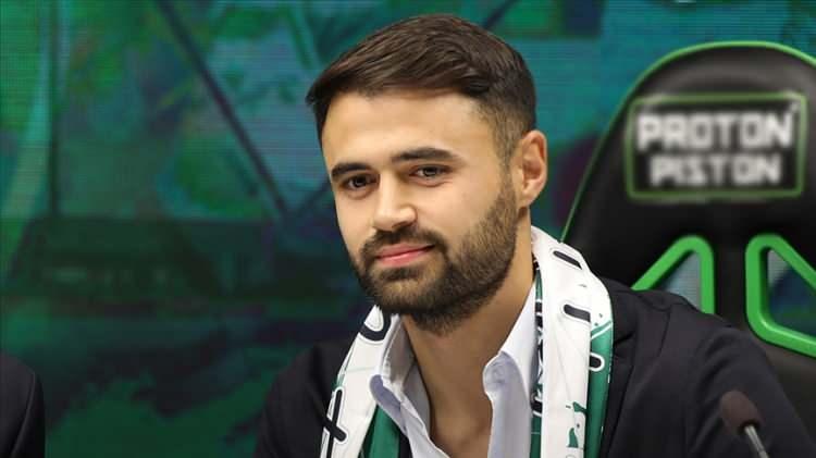 <p><span style="color:#000080"><strong>AHMET ÇALIK 11 OCAK 2022</strong></span></p>
<p><em><span style="color:#4B0082"><strong>Spor Toto Süper Lig ekiplerinden Konyaspor’da forma giyen futbolcu Ahmet Çalık, 11 Ocak tarihinde Ankara’da geçirdiği trafik kazasında yaşamını yitirdi.</strong></span></em></p>
<p><em><span style="color:#4B0082"><strong>28 yaşında vefat eden milli futbolcunun, şubat ayında yapmayı planladığı düğün nedeniyle Ankara’ya nikah tarihi almaya gittiği öğrenildi.</strong></span></em></p>