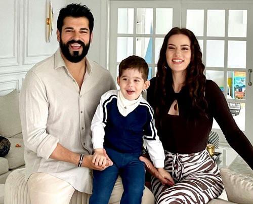<p><span style="color:#B22222"><strong>FAHRİYE EVCEN</strong></span></p>

<p><strong>Ünlü oyuncu ikinci bebeğini kucağına almak için gün sayıyor. Evcen, aralık ayı itibariyle 8,5 aylık hamile.</strong></p>
