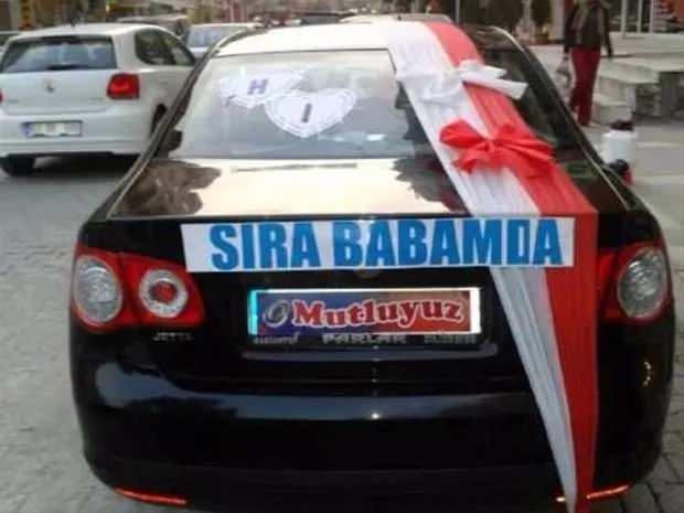 <p>Gelin arabalarına yazılan ilginç yazılar güldürmeye devam ediyor.</p>