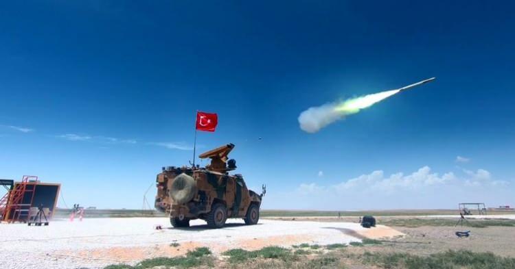 <p>Başkan Recep Tayyip Erdoğan'ın başlattığı 'Milli Teknoloji Hamlesi' her geçen gün hız kazanarak savunma sanayisinde önemli atılımlar göstermeye devam ediyor. ROKETSAN tarafından yerli ve milli olarak geliştirilen kısa menzilli hava savunma sistemi SUNGUR'da seri üretime geçildi.</p>
