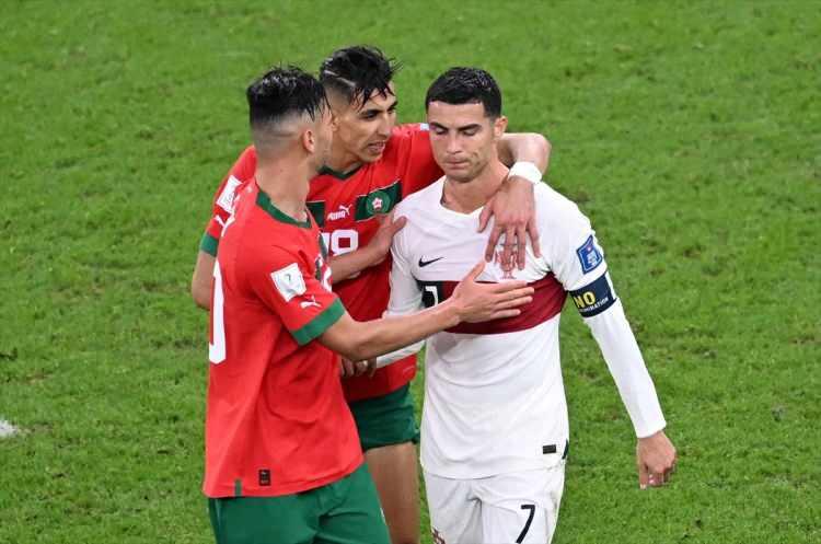 <p>Maçın ardından büyük üzüntü yaşayan Portekizli yıldız Cristiano Ronaldo'yu bazı Faslı futbolcular teselli etti. </p>
