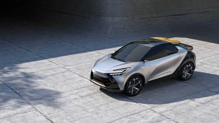 <p>Gümüş ve siyahın yanı sıra turuncu detaylarla üç renkli gövde temasının sunulduğu yeni nesil Toyota C-HR'ın yan tarafında Y formu oluşturan omuz çizgisi, dijital aynalar ve büyük tekerlekler dikkat çekiyor. Gizli kapı kollarının yer aldığı modelde arka kapı kolları, kapıyla ince stopların birleşim noktasına konumlandırılmış gibi görünüyor. Arkada ise C sütununa kadar uzanan ince LED stoplar mevcut. Ayrıca tavanın gerisinde ve difüzörde turuncu detaylar mevcut.</p>

<p> </p>

<p> </p>
