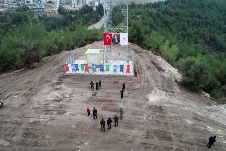 <p>Adana Orman Bölge Müdürlüğünde insansız gözetleme kulesi sayısının 25'e yükseldiğini aktaran Aydın, şunları kaydetti:</p>

<p>"Orman yangınında en önemli husus, orman yangınlarını erken tespit etmek ve müdahale etmek. Burada kurulan kuledeki kameralardan yangınları görüyoruz, yapay zekayla yangınların koordinatlarını tespit ediyoruz ve alarma geçiyoruz. En yakın ekibimizi buraya göndererek yangının büyümeden söndürülmesini sağlıyoruz."</p>

<p> </p>
